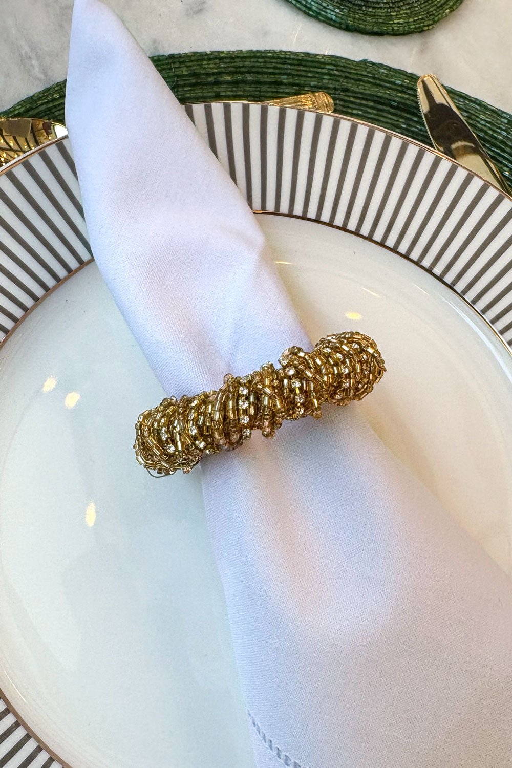 Detalle Servilletero Dorado Bordado Con Cuentas Cristina Oria 