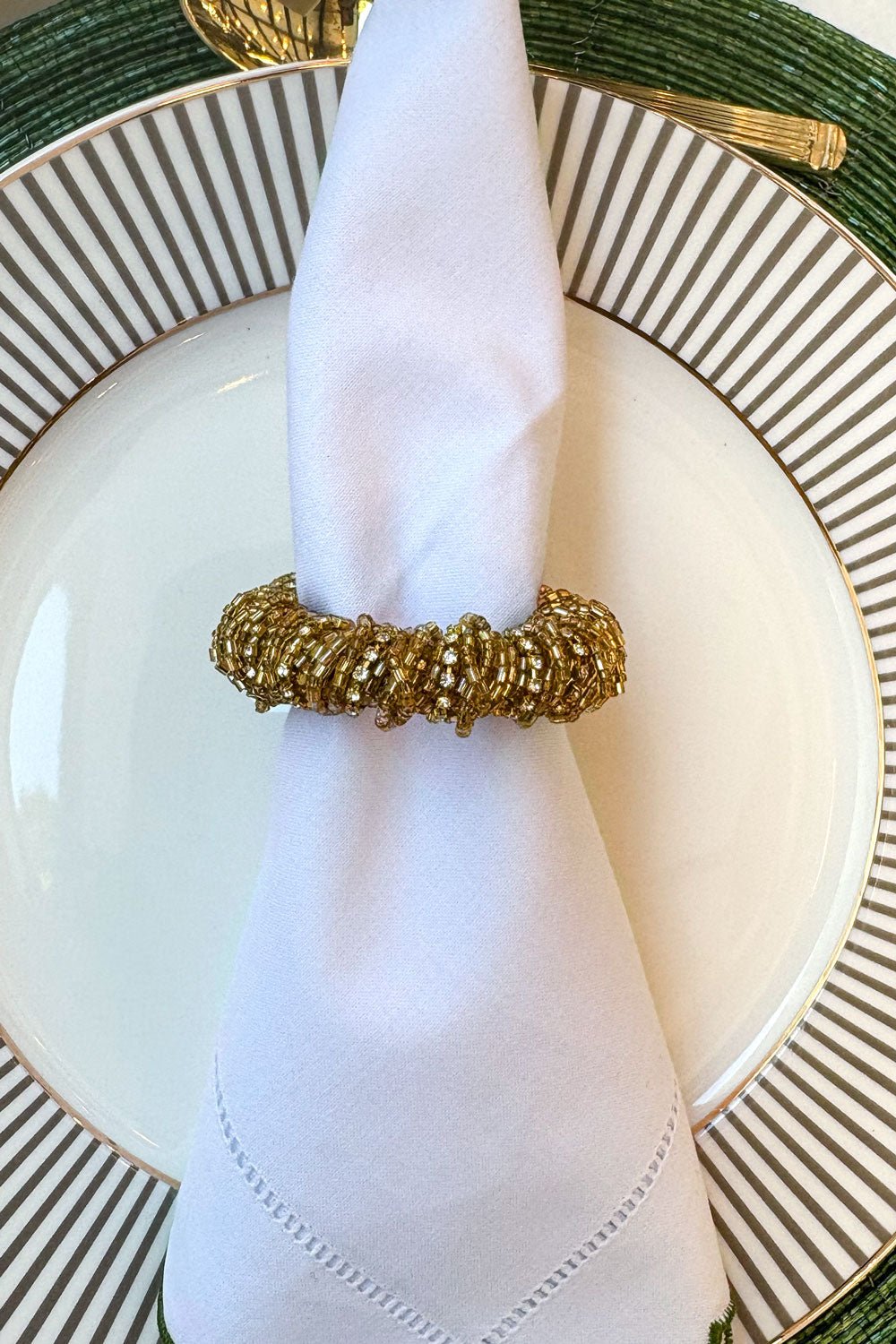 Detalle Textura Servilletero Dorado Bordado Con Cuentas Cristina Oria