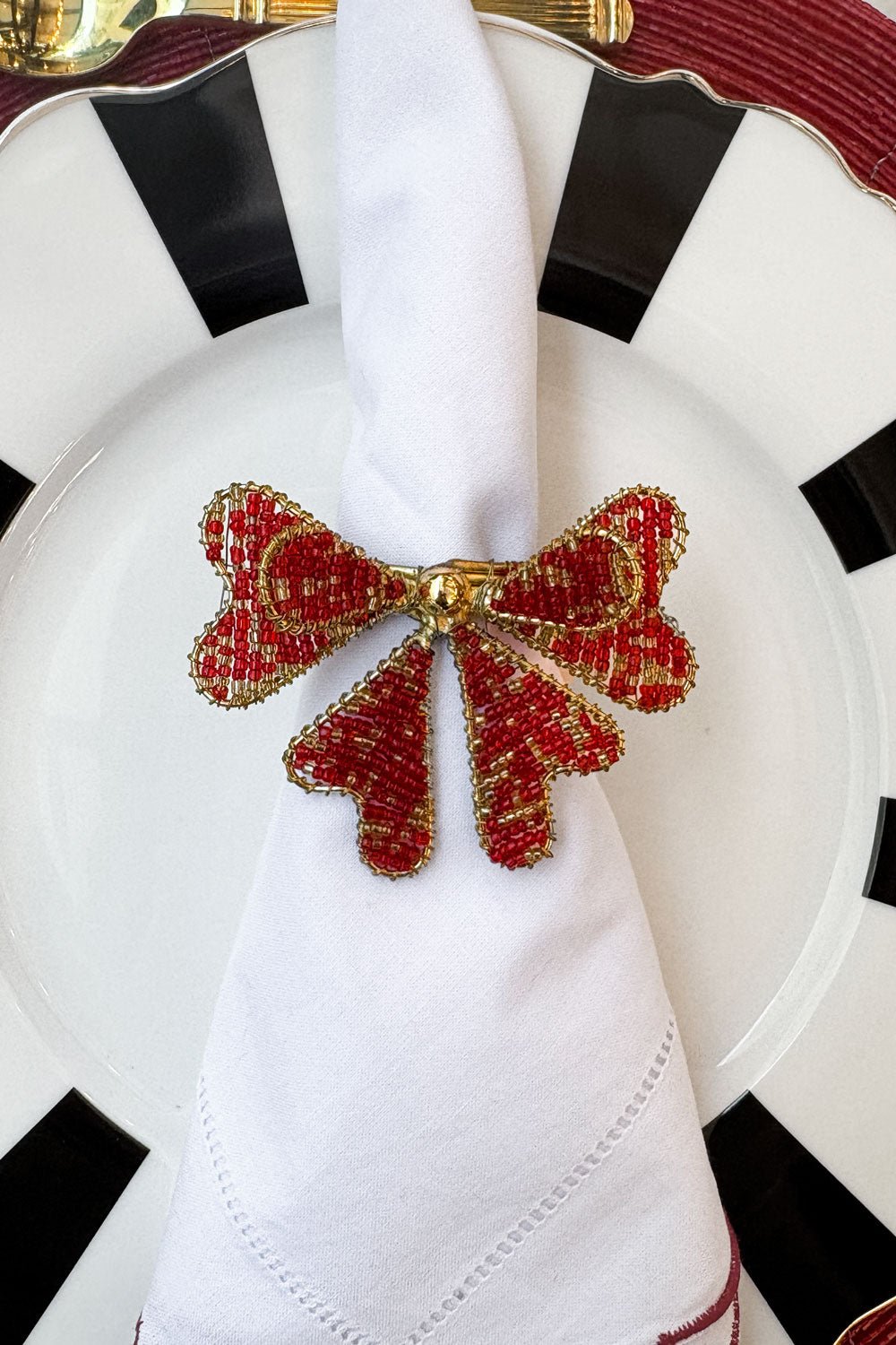 Detalle Textura Servilletero Lazo Rojo Y Dorado Bordado Con Cuentas Cristina Oria 