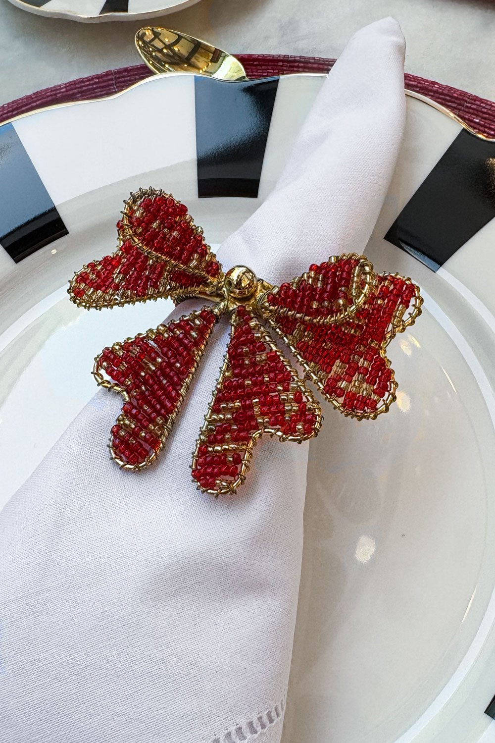 Detalle Servilletero Lazo Rojo Y Dorado Bordado Con Cuentas Cristina Oria 