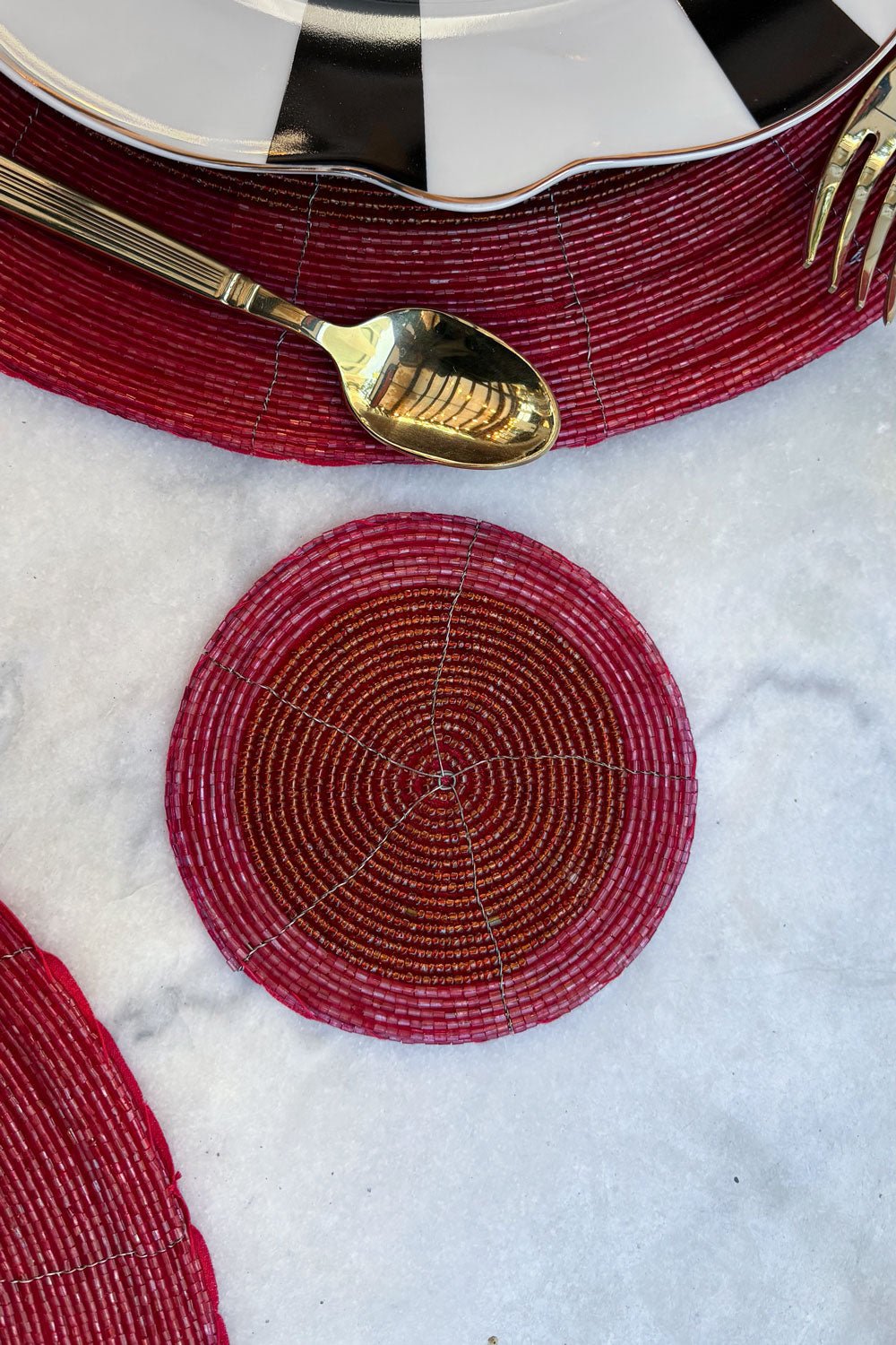 Detalle Textura Posavasos Rojo Bordado Con Cuentas Cristina Oria 