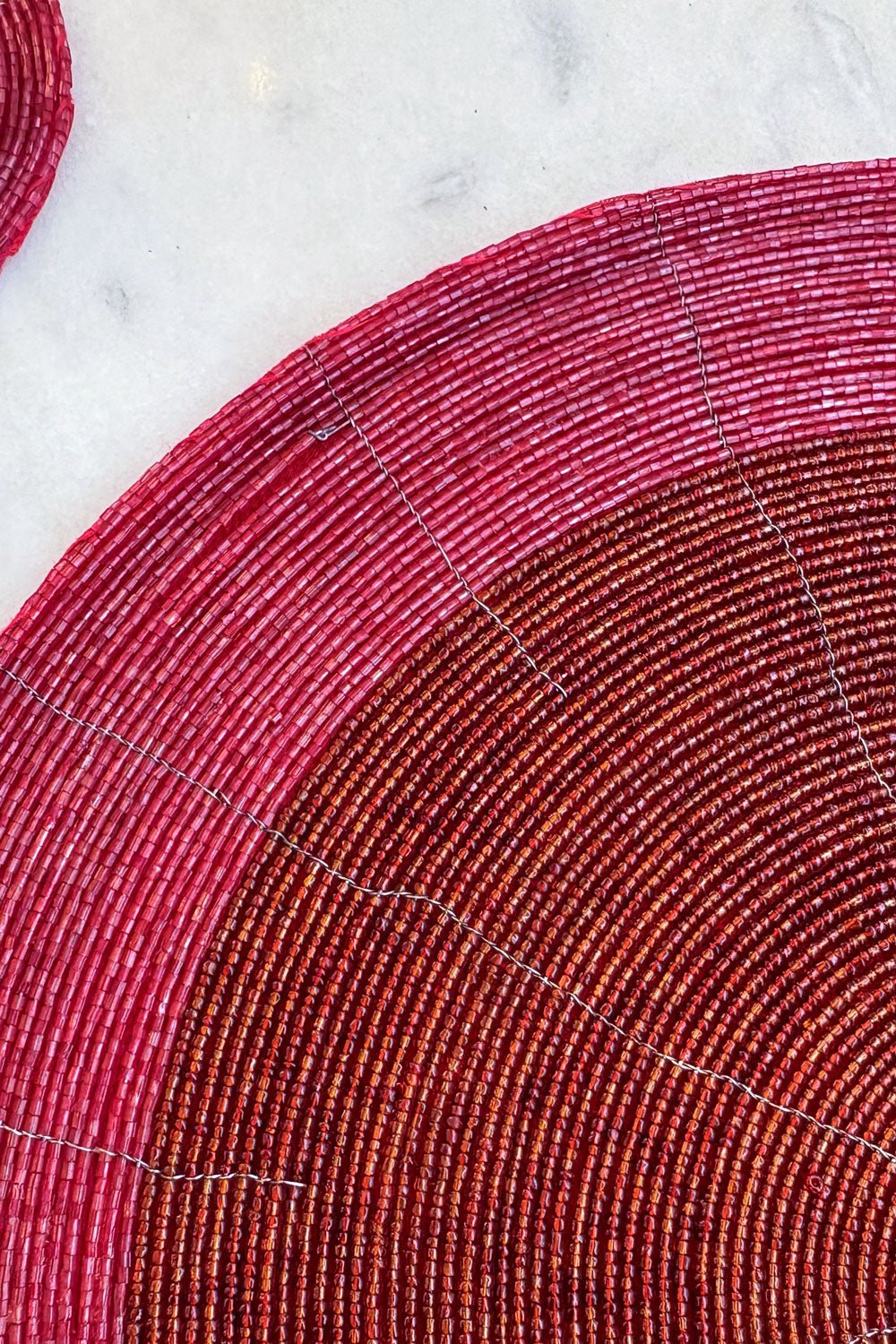 Detalle Individual Rojo Bordado Con Cuentas Cristina Oria 