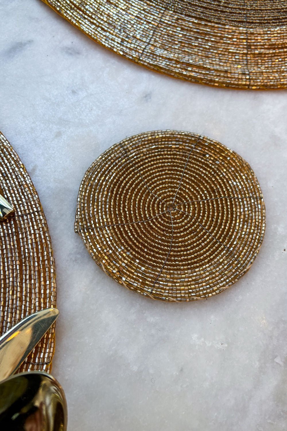 Detalle Posavasos Dorado En Dos Tonalidades Bordado Con Cuentas Cristina Oria