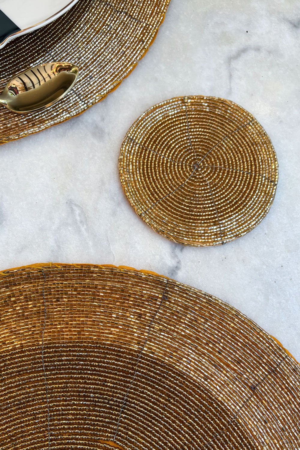 Detalle Textura Posavasos Dorado En Dos Tonalidades Bordado Con Cuentas Cristina Oria