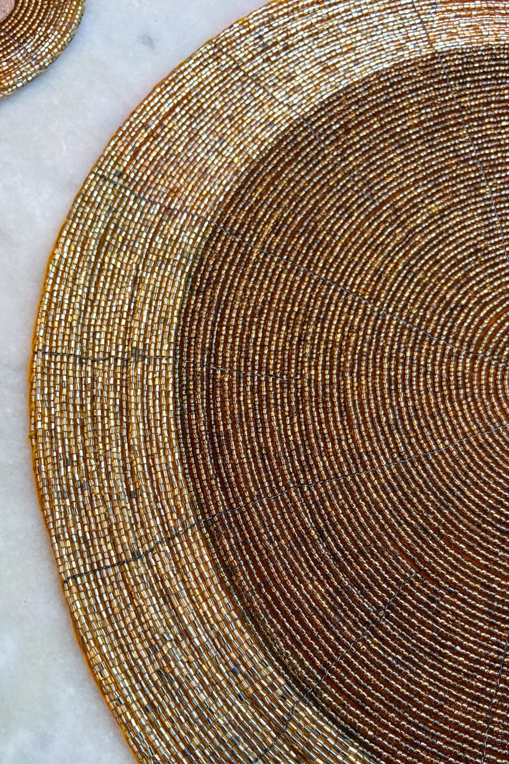 Detalle Individual Dorado En Dos Tonalidades Bordado Con Cuentas Cristina Oria