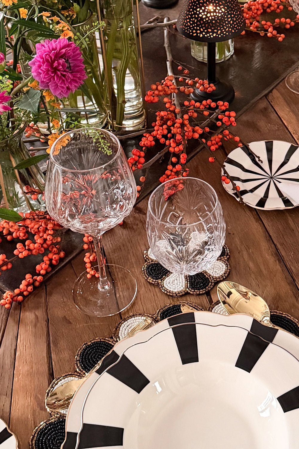 Detalle Posavasos Flor Blanco Y Negro Bordado Con Cuentas Cristina Oria 