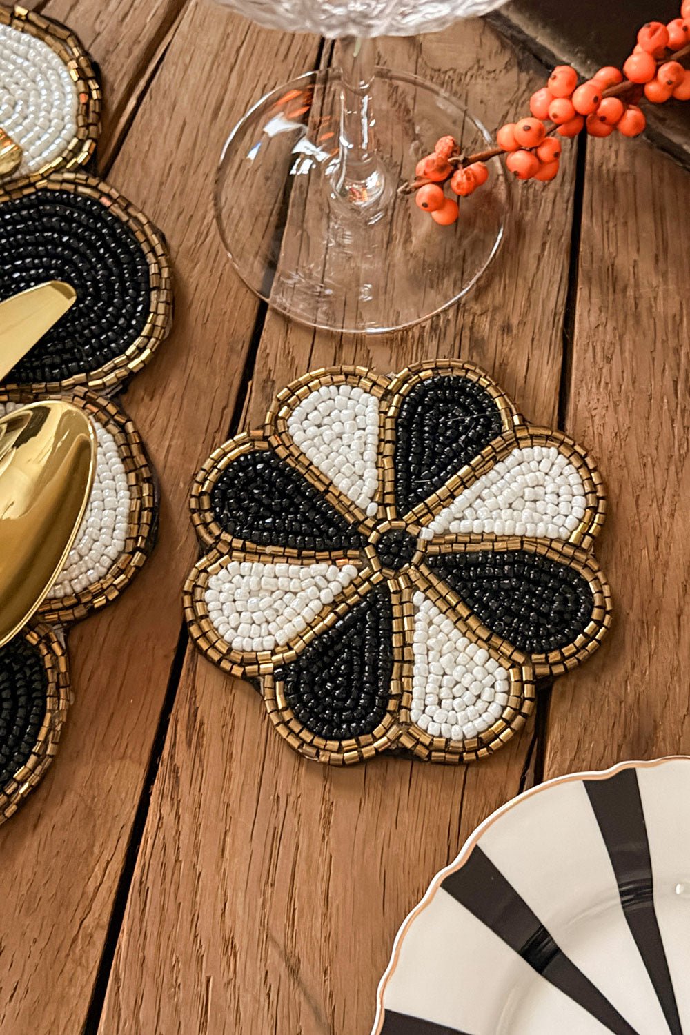 Posavasos Flor Blanco Y Negro Bordado Con Cuentas Cristina Oria 