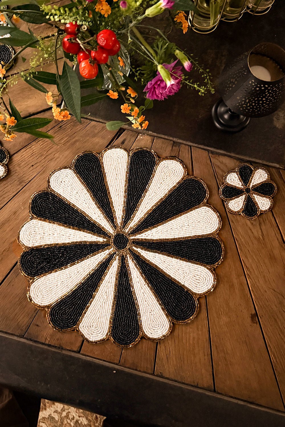 Individual Flor Blanco Y Negro Bordado Con Cuentas