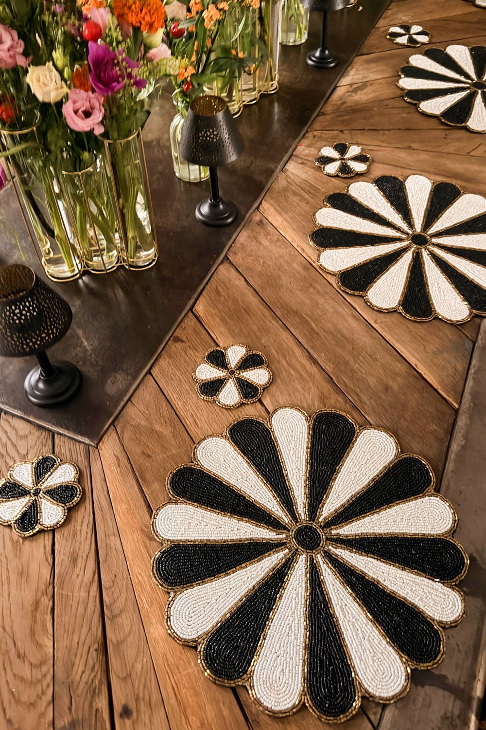 Neuer bestickter Untersetzer Blume in Schwarz und Weiß mit Perlen – Cristina Oria