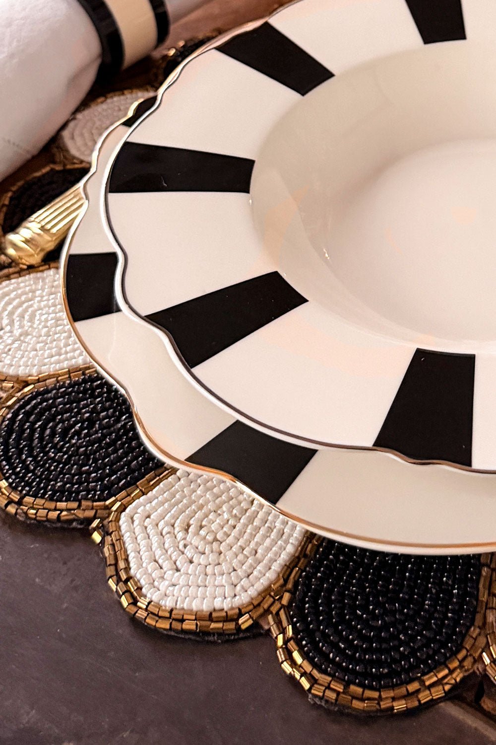 Detalle Bordado Individual Flor Blanco Y Negro Bordado Con Cuentas Cristina Oria 