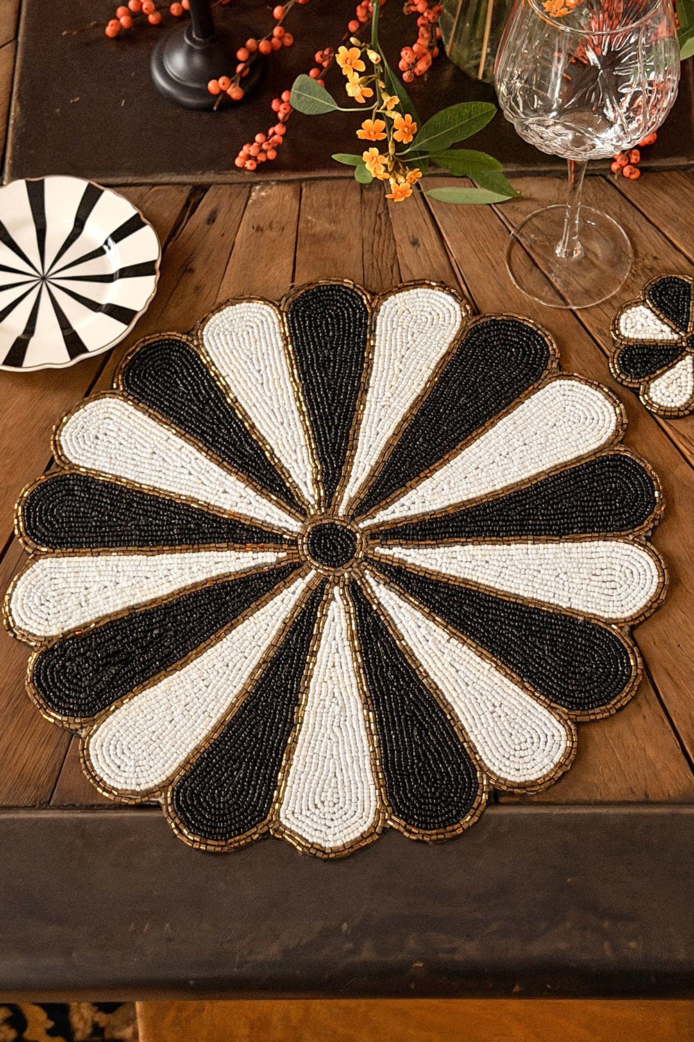 Individual Flor Blanco Y Negro Bordado Con Cuentas Cristina Oria 