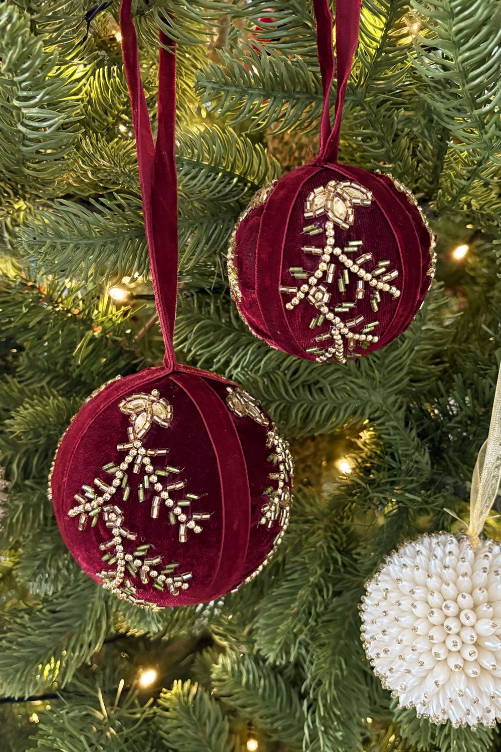 Detalle Adorno Bola Bordada Granate Pequeña Cristina Oria 