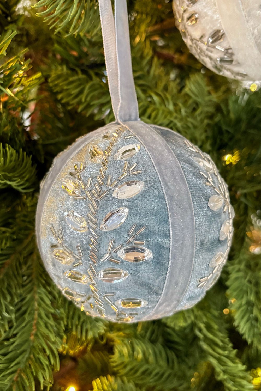 Adorno Bola Bordada Gris Con Detalles De Cristales