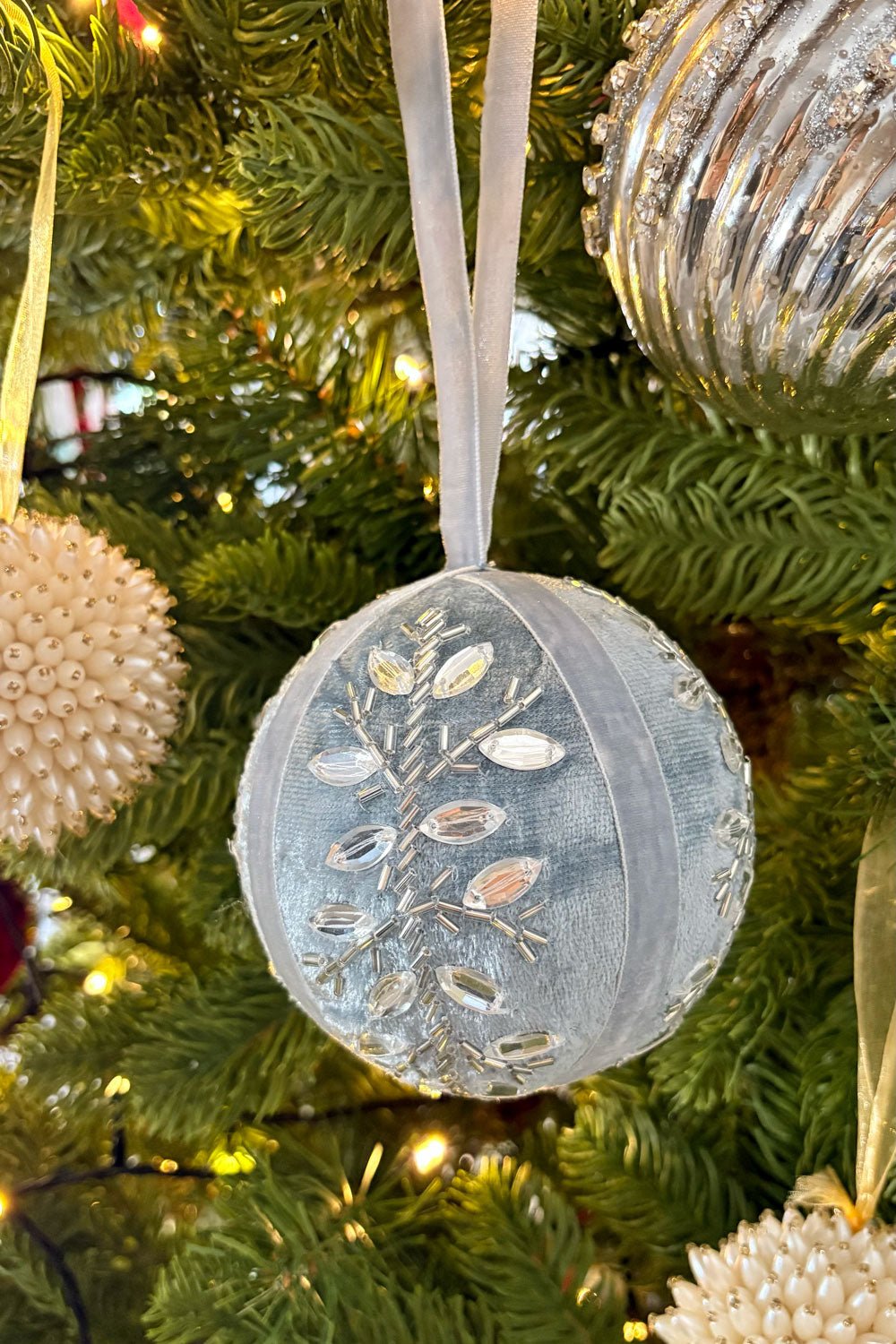 Adorno Bola Bordada Gris Con Detalles De Cristales Cristina Oria