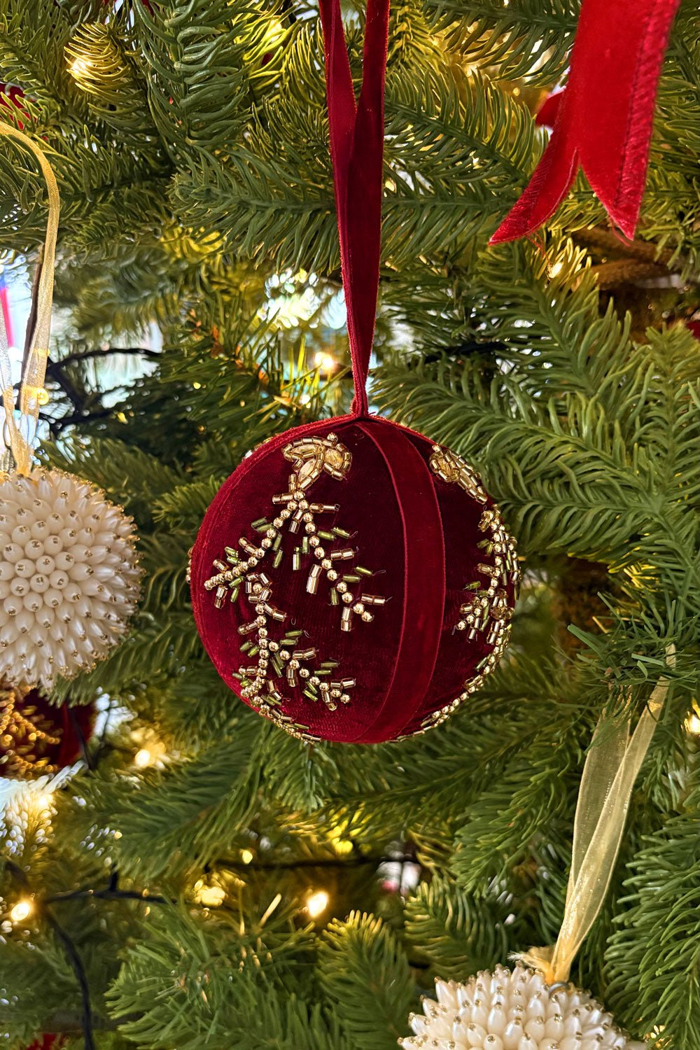 Adorno Bola Bordada Granate Pequeña Cristina Oria 