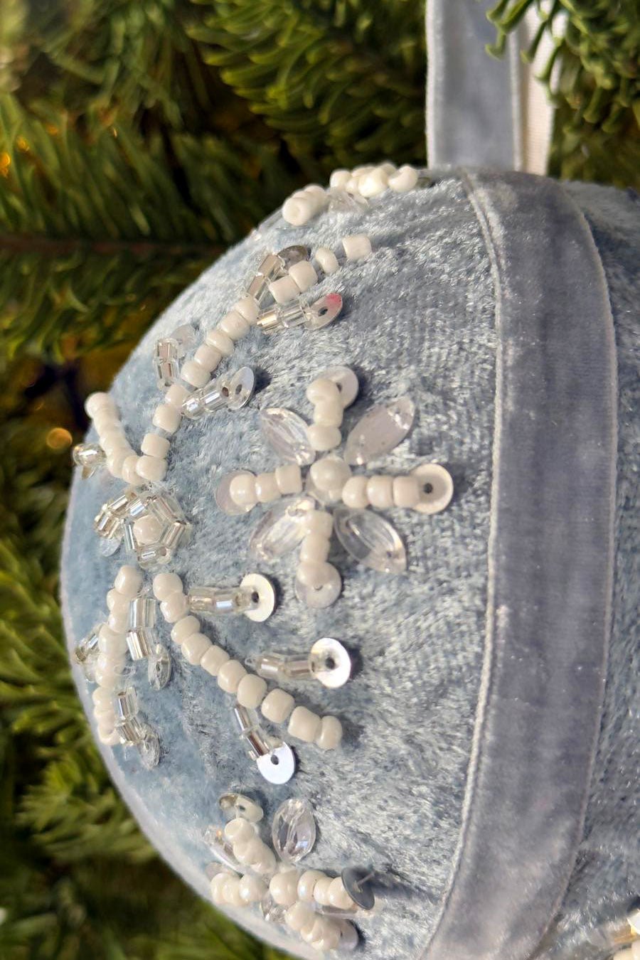 Adorno Bola Bordada Gris Con Cuentas