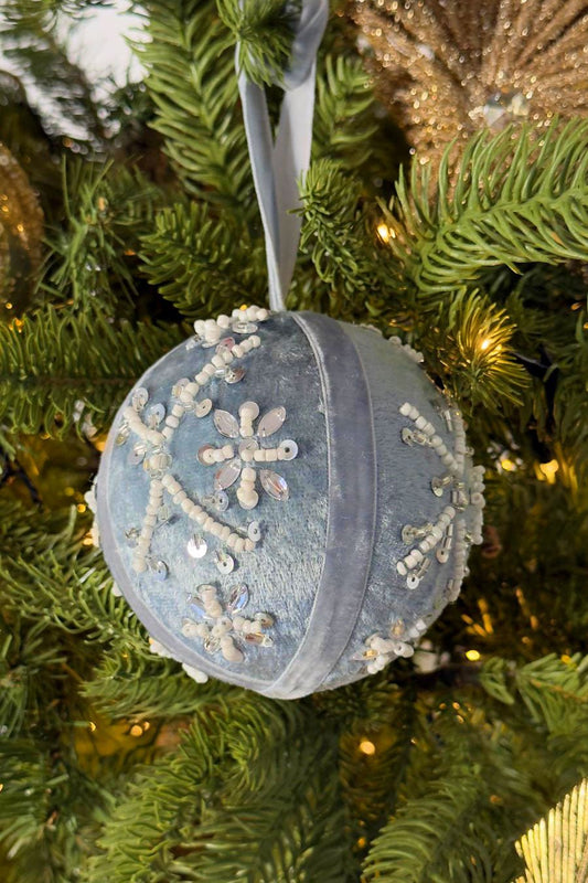 Adorno Bola Bordada Gris Con Cuentas Cristina Oria 