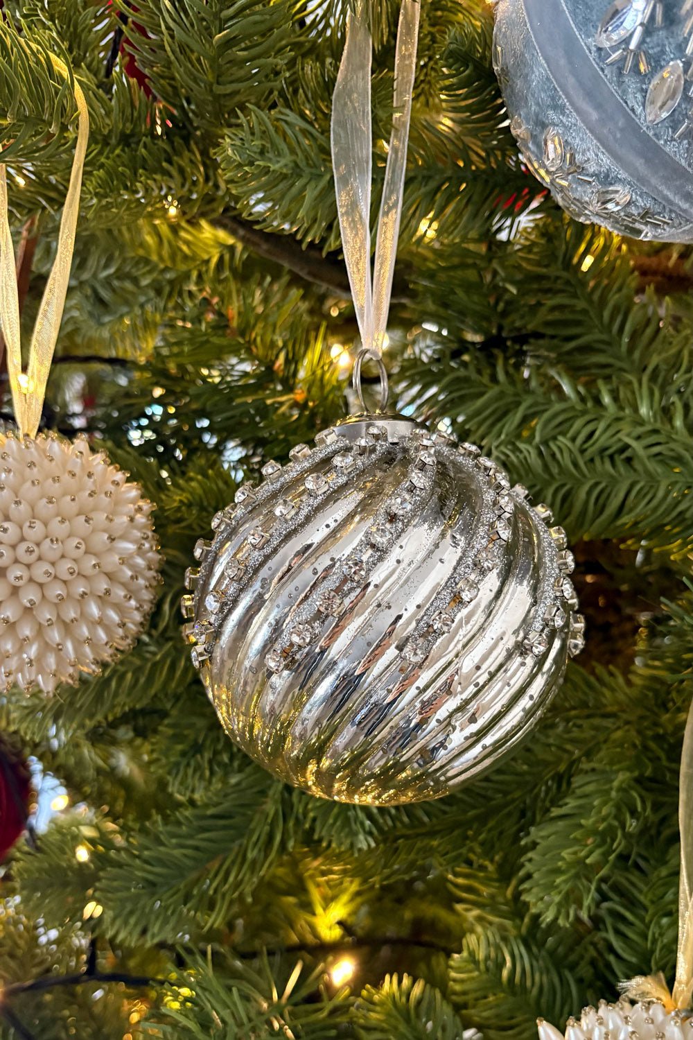 Adorno Bola De Cristal Plateada Con Diseño Ondulado Y Detalles En Relieve Cristina Oria 