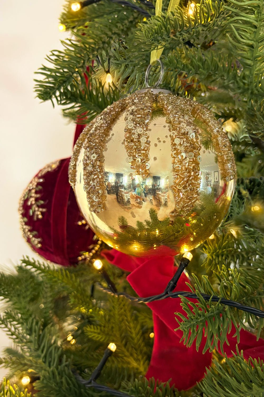 Detalle Adorno Bola De Cristal Dorada Con Cuentas En Relieve Cristina Oria 