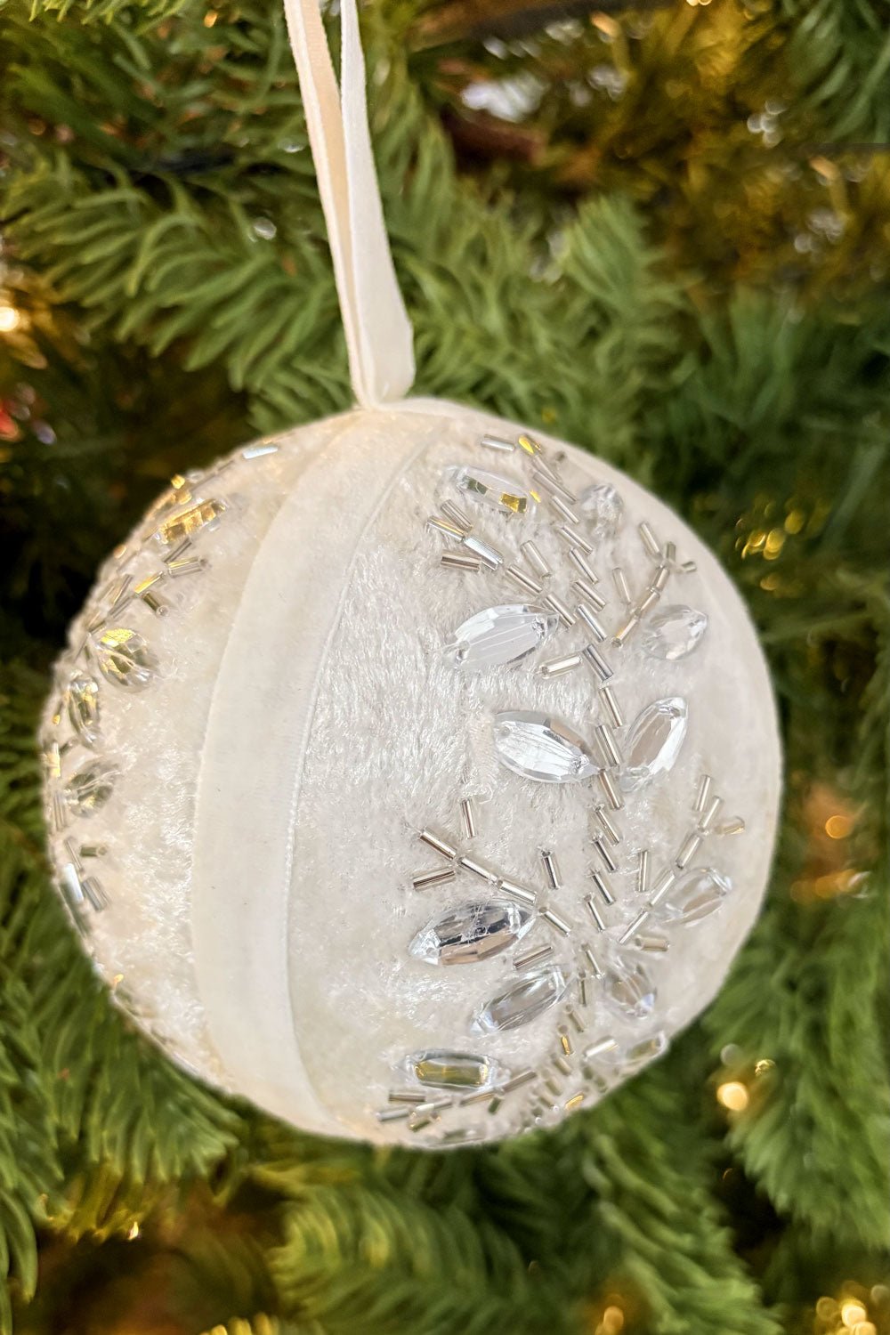 Detalle Adorno Bola Bordada Blanca Con Detalles De Cristales Cristina Oria 