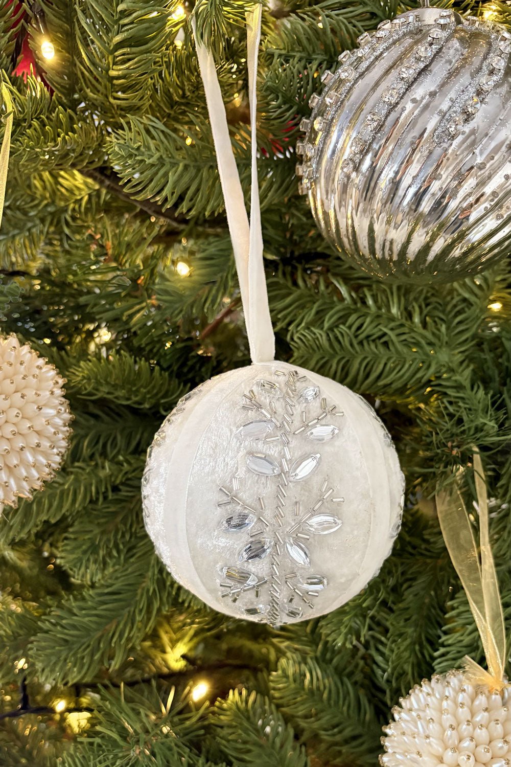 Adorno Bola Bordada Blanca Con Detalles De Cristales Cristina Oria 