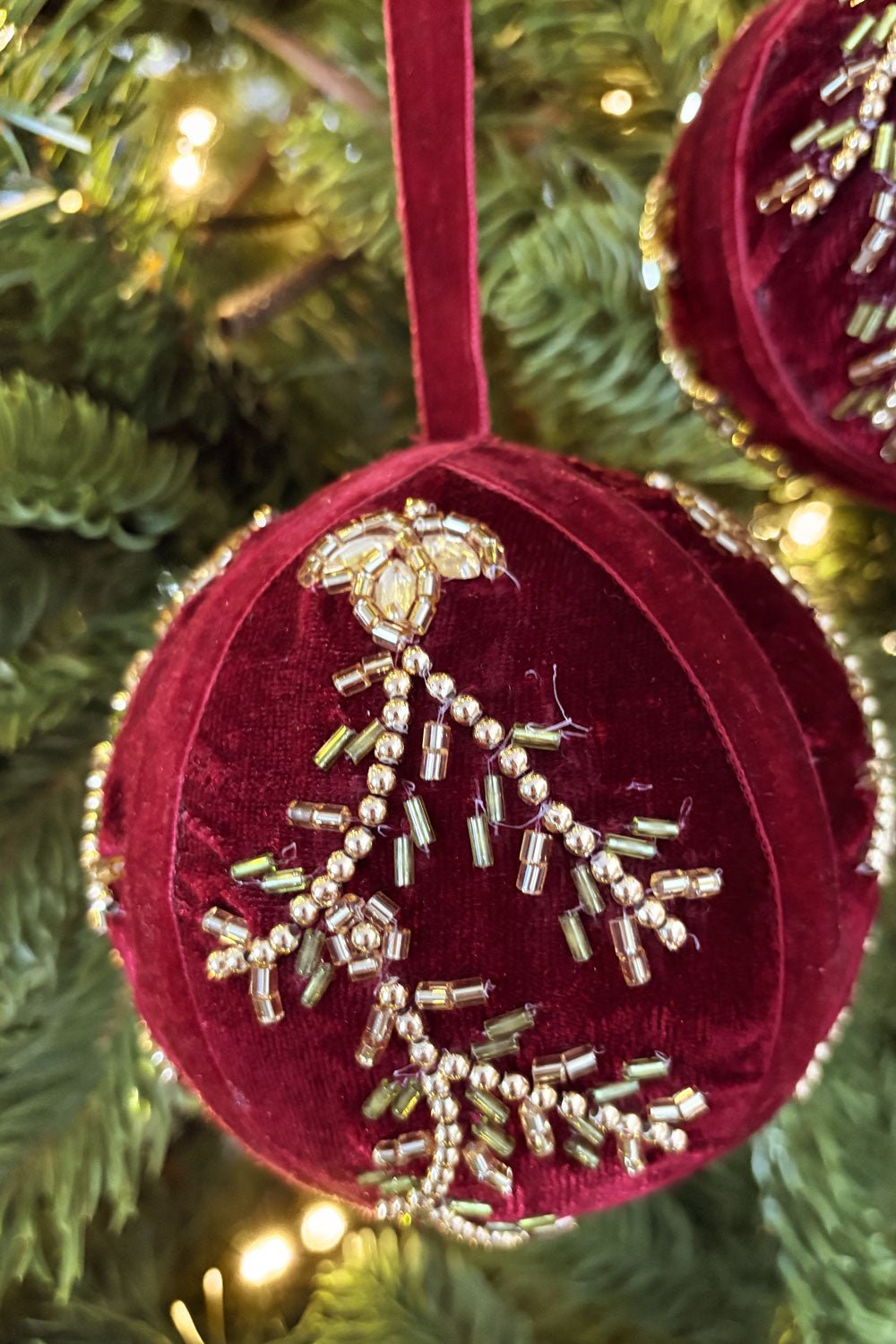 Adorno Bola Bordada Granate Cristina Oria 