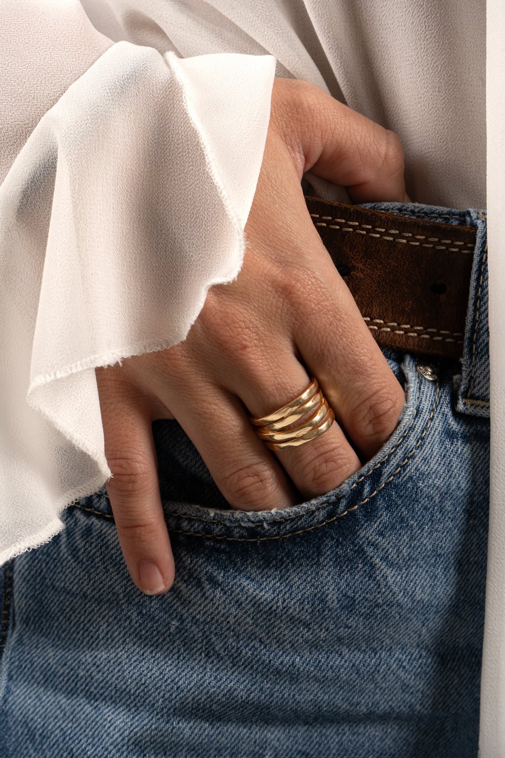 Detalle Puesto Anillo Dorado Ajustable Con Diseño De Cuatro Argollas Cristina Oria 