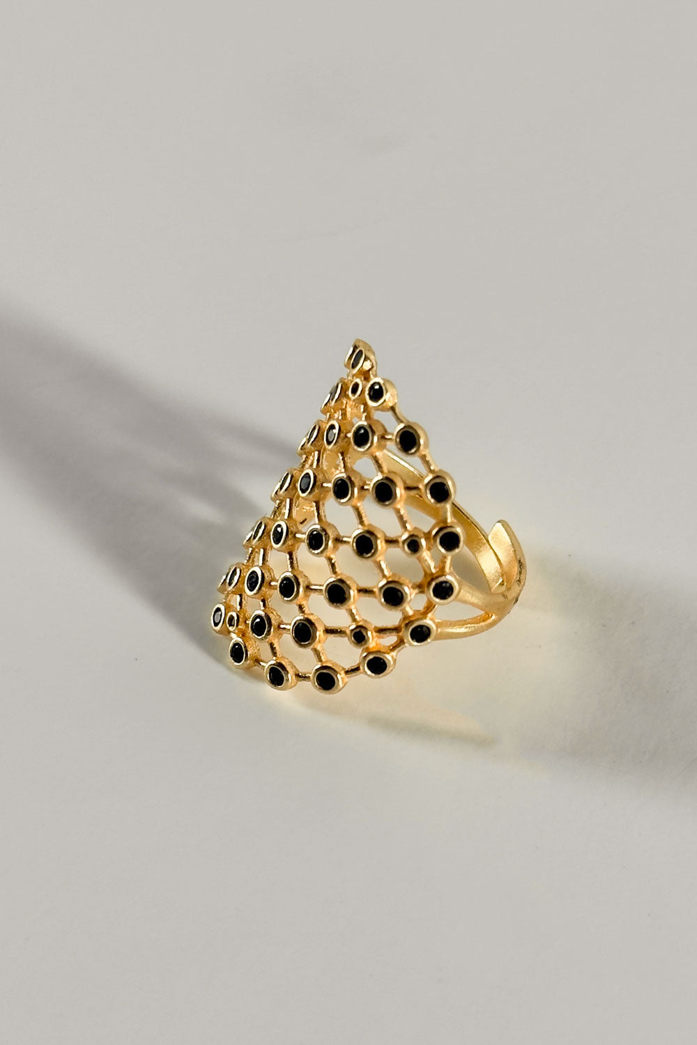 Detalles Anillo Dorado Con Diseño Tejido Piedras Cristina Oria
