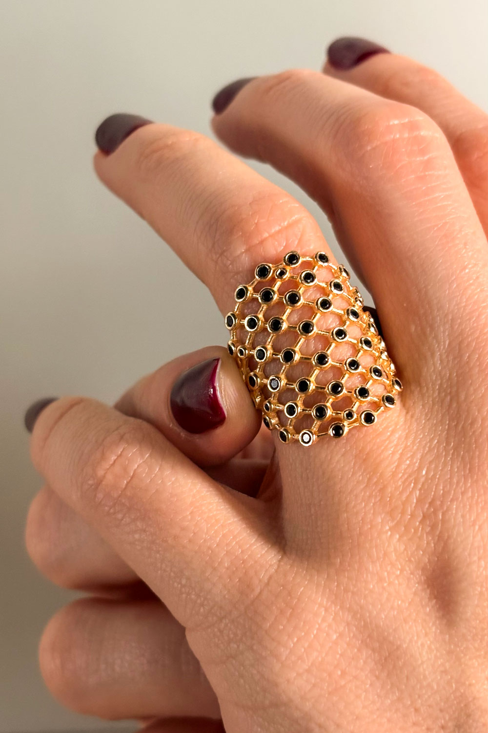 Dedo Anillo Dorado Con Diseño Tejido Piedras Cristina Oria