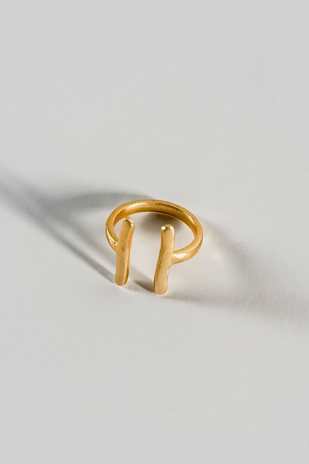 Detalles Anillo Dorado Equilibrio Cristina Oria