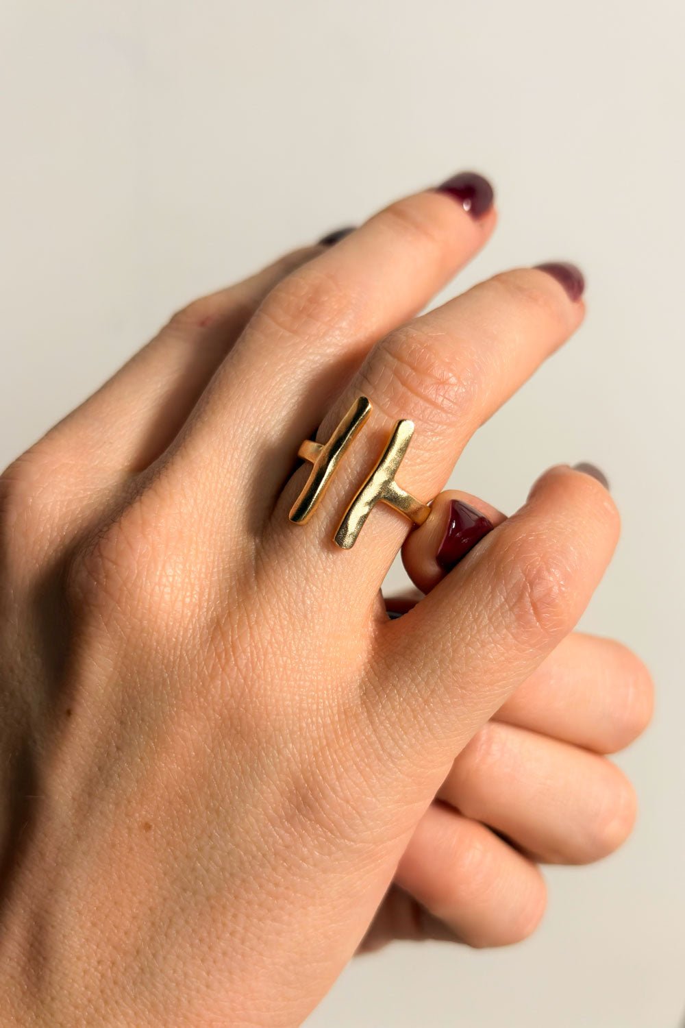 Dedo Anillo Dorado Equilibrio Cristina Oria