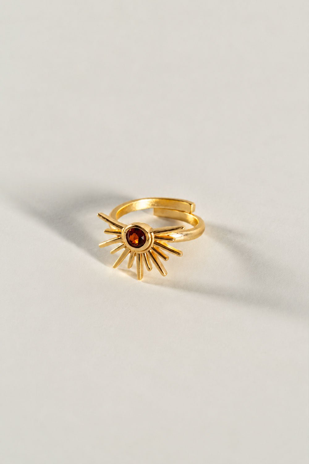 Anillo Dorado Ajustable Con Diseño De Sol Y Garnet Cristina Oria