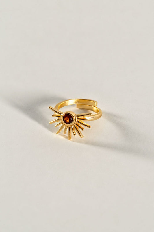 Anillo Dorado Ajustable Con Diseño De Sol Y Garnet Cristina Oria