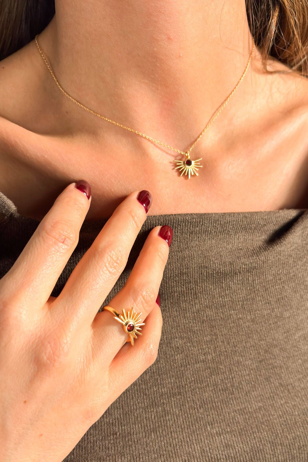 Detalles Combinación Collar & Anillo Dorado Con Diseño de Sol Y Garnet Cristina Oria