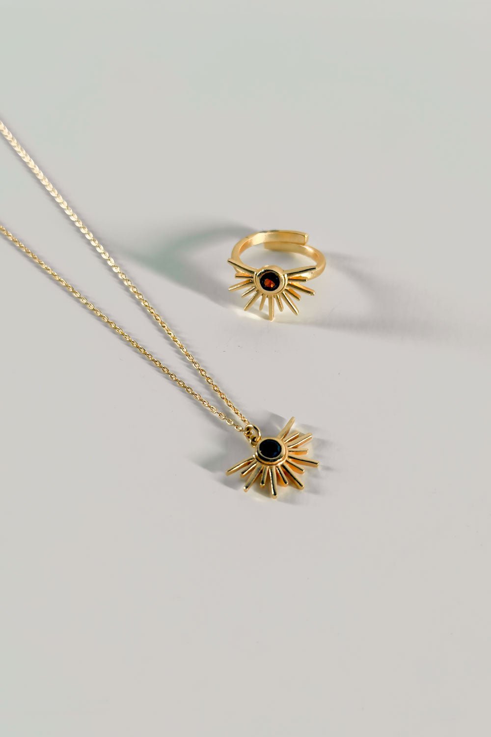 Combinación Collar & Anillo Dorado Con Diseño de Sol Y Garnet Cristina Oria