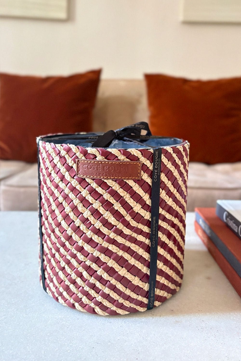 Vela Artesanal De Cuero Y Rafia Con Fragancia Rosa Oud Grande Cristina Oria 