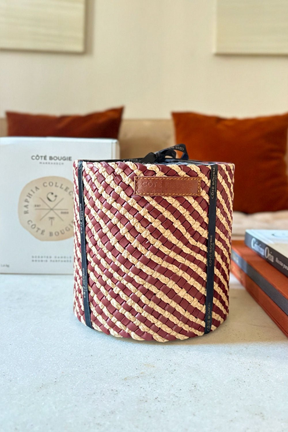 Detalle Vela Artesanal De Cuero Y Rafia Con Fragancia Rosa Oud Grande Cristina Oria 