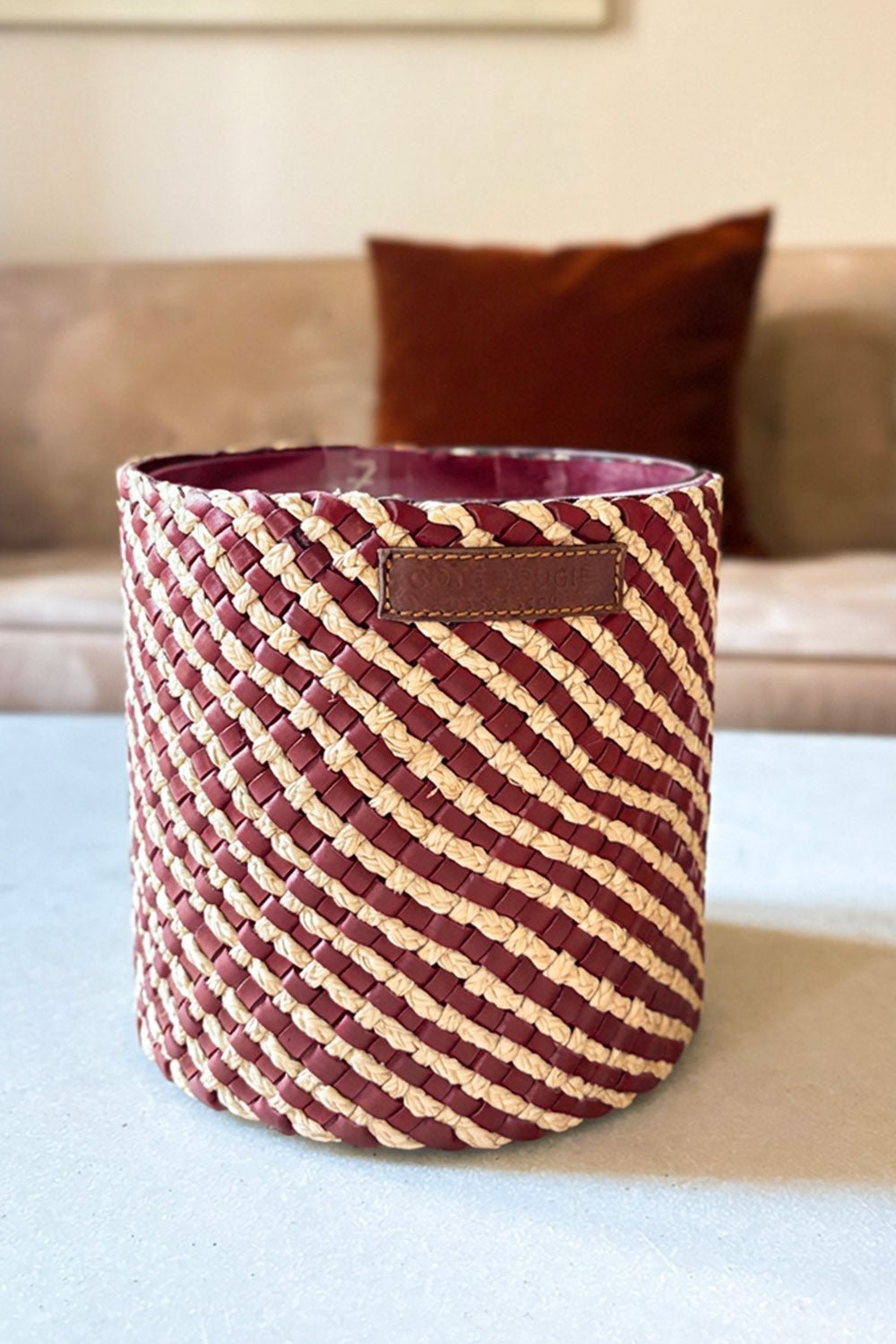 Vela Artesanal De Cuero Y Rafia Con Fragancia Rosa Oud Grande