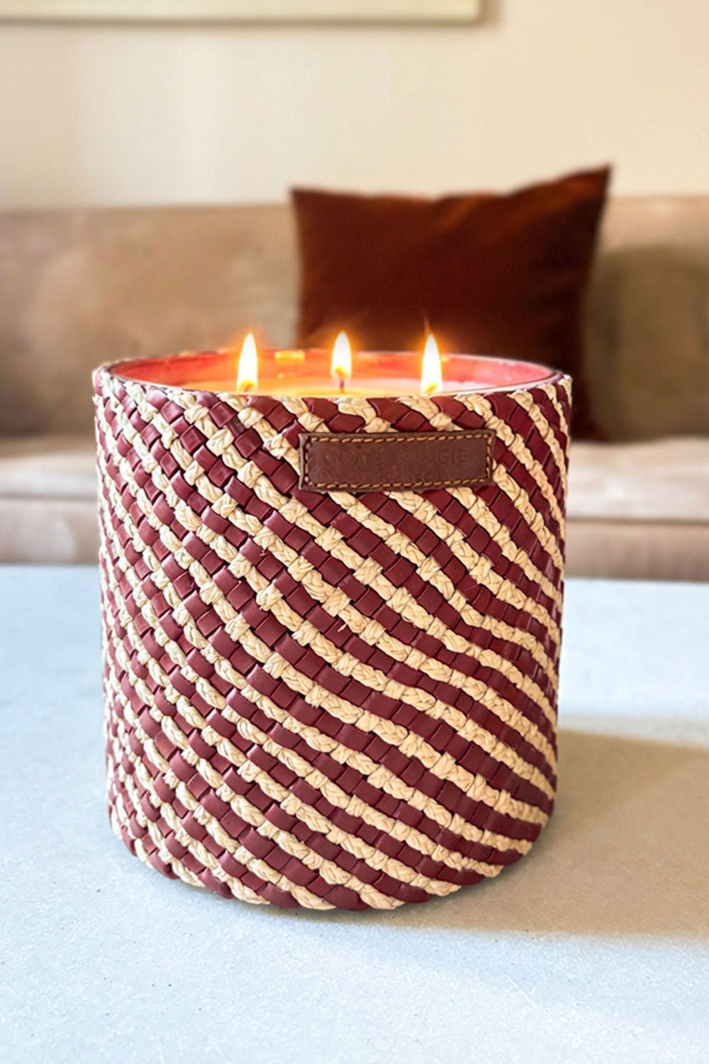 Vela Artesanal De Cuero Y Rafia Con Fragancia Rosa Oud Grande