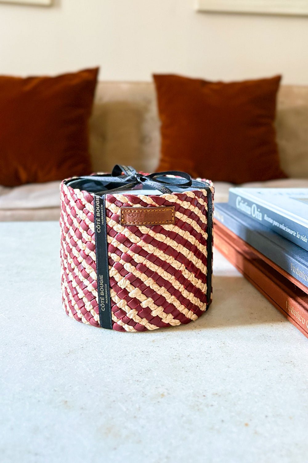 Detalle Lazo Vela Artesanal De Cuero Y Rafia Con Fragancia Rosa Oud Mediana Cristina Oria 