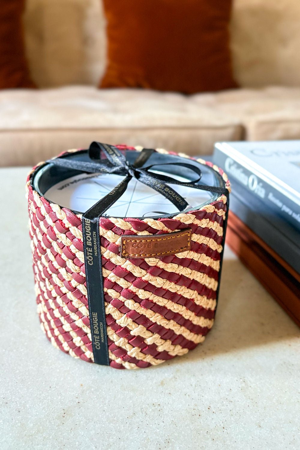 Detalle Vela Artesanal De Cuero Y Rafia Con Fragancia Rosa Oud Mediana Cristina Oria 