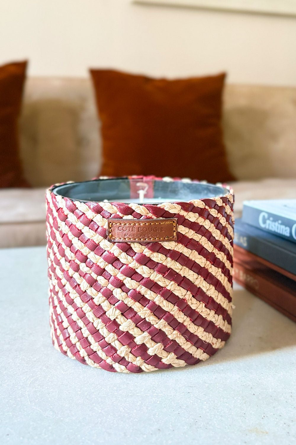 Vela Artesanal De Cuero Y Rafia Con Fragancia Rosa Oud Mediana Cristina Oria 