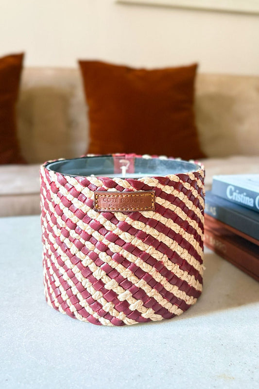 Vela Artesanal De Cuero Y Rafia Con Fragancia Rosa Oud Mediana Cristina Oria 