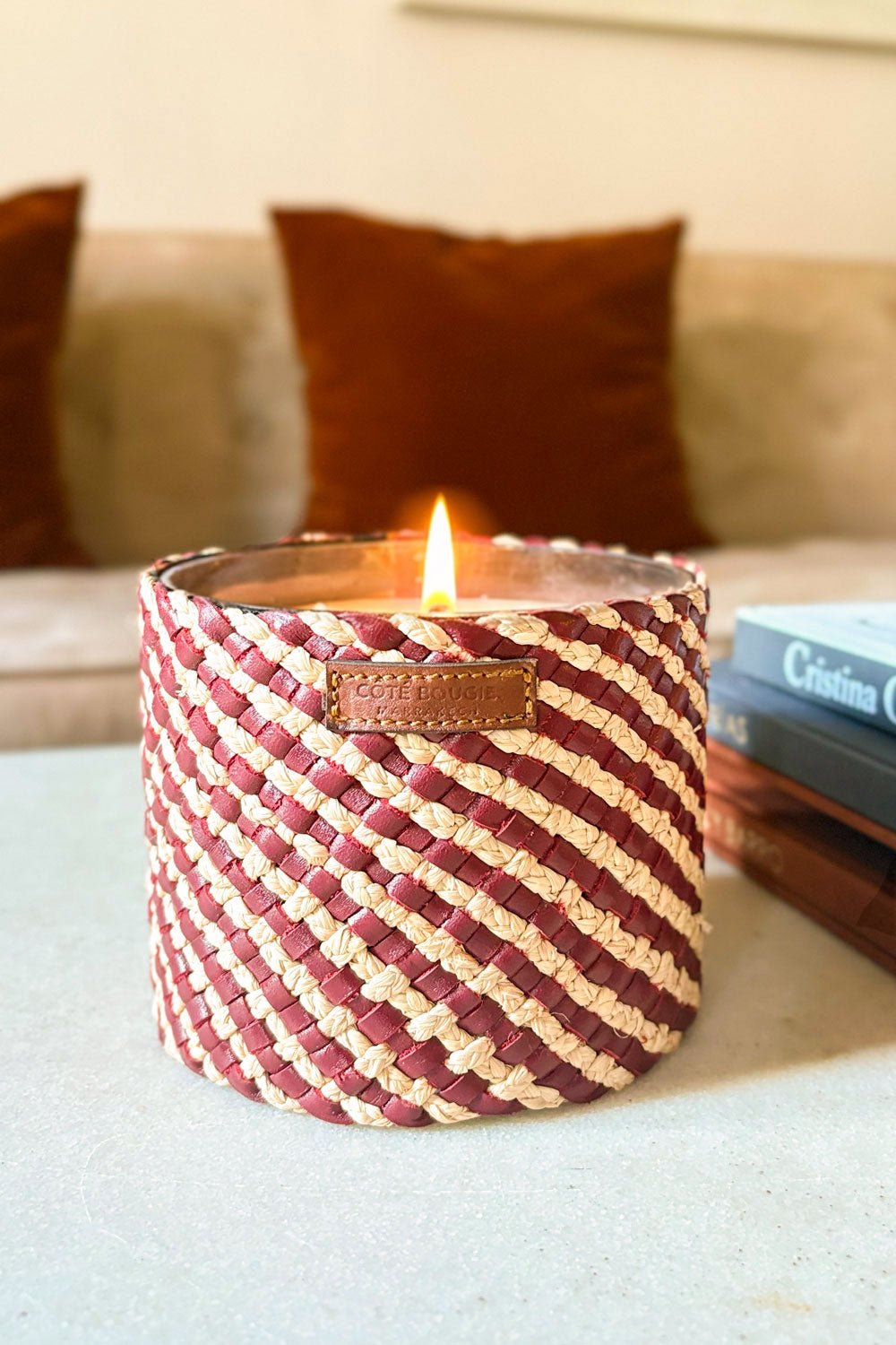 Bougie artisanale en cuir et raphia au parfum de rose oud (taille moyenne)