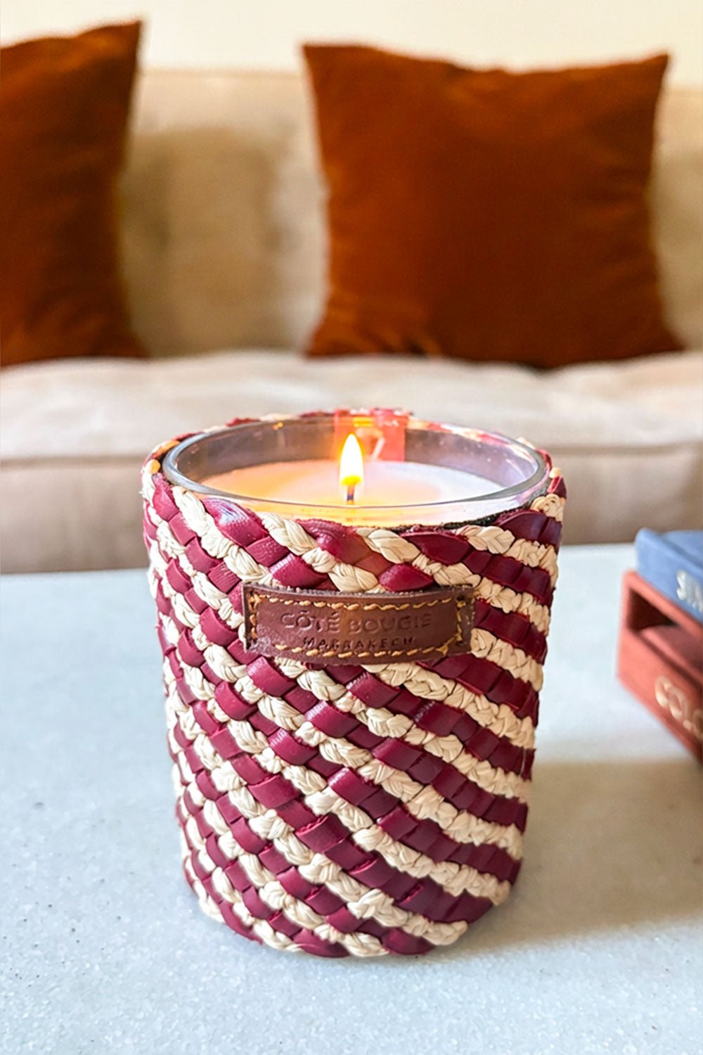 Detalle Vela Artesanal De Cuero Y Rafia Con Fragancia Rosa Oud Pequeña Cristina Oria 