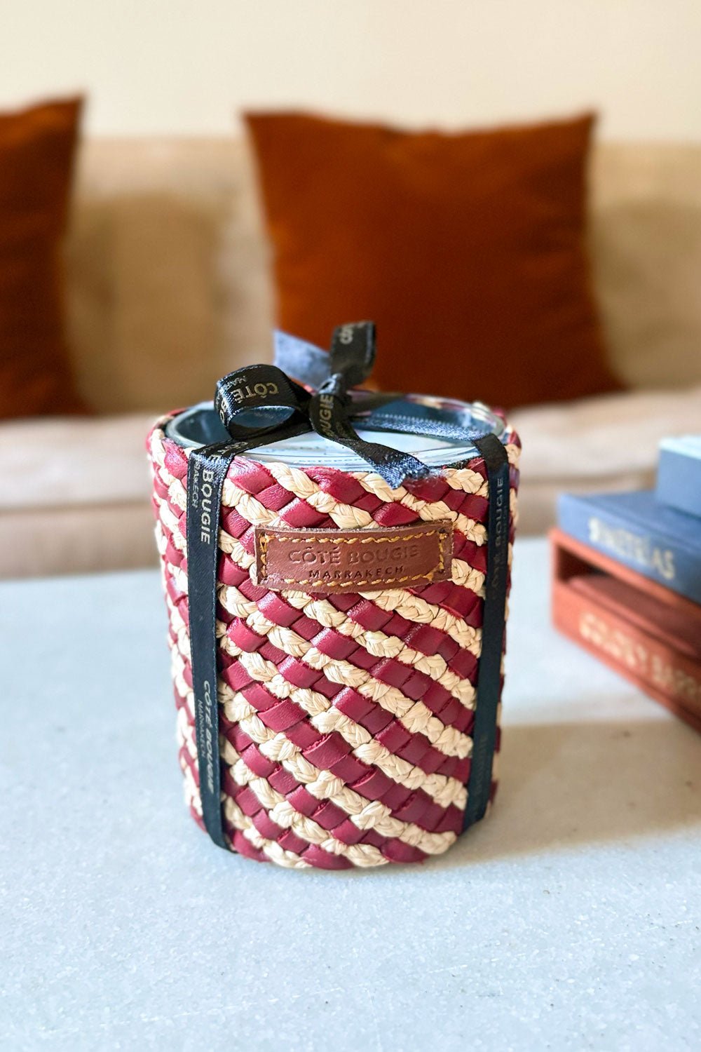 Detalle Lazo Vela Artesanal De Cuero Y Rafia Con Fragancia Rosa Oud Pequeña Cristina Oria 