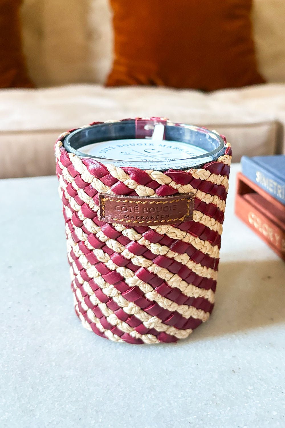 Vela Artesanal De Cuero Y Rafia Con Fragancia Rosa Oud Pequeña Cristina Oria 