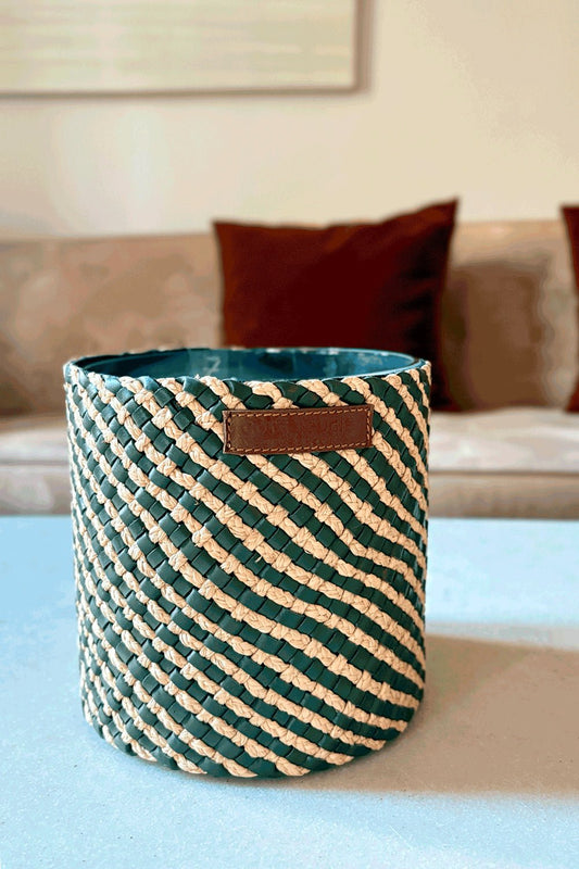 Vela Artesanal De Cuero Y Rafia Con Fragancia Almizcle Grande Cristina Oria 