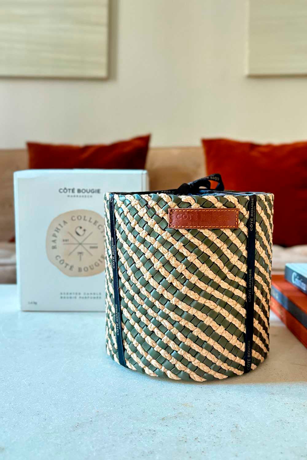 Detalle Vela Artesanal De Cuero Y Rafia Con Fragancia Almizcle Grande Cristina Oria 