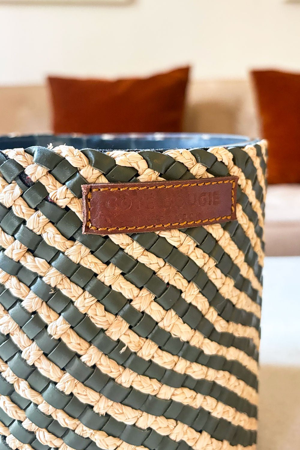 Detalle Vela Artesanal De Cuero Y Rafia Con Fragancia Almizcle Mediana Cristina Oria 